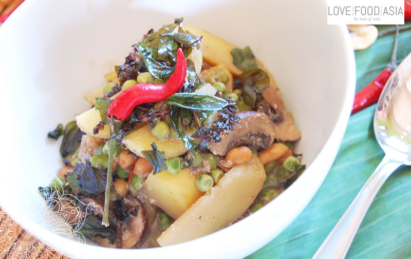 Asiatisches Wokgemüse mit Kartoffeln, Erbsen und Pilzen