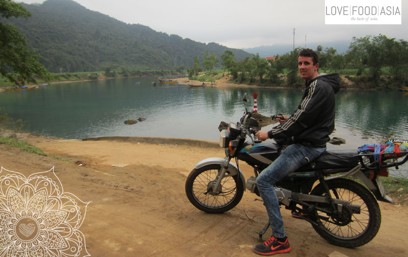 Chris auf seinem gekauften Motorrad in Vietnam