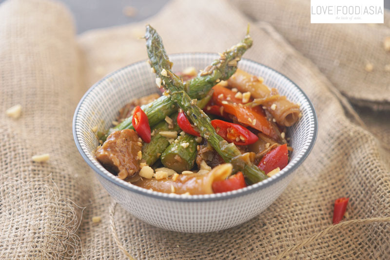 Grüner Spargel und Hähnchen aus dem Wok